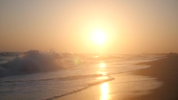 Zandstrand met golven van zonsondergang stralen. HD, 1920 x 1080. Slow motion. — Stockvideo