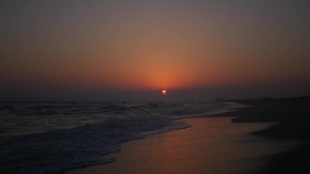 Песчаный пляж с волнами и морской пеной в лучах проходящего солнца. HD, 1920x1080. замедленное движение . — стоковое видео