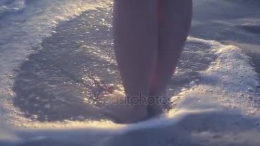 Deniz köpüğü güzel bir kızın ayaklarına yakın yakın çekim. HD, 1920 x 1080. ağır çekim.