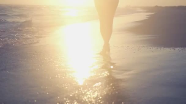 Des vagues de mer, des traces cachées d'une fille sur le sable. HD, 1920 x 1080. au ralenti . — Video