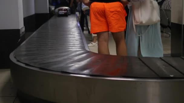 Muitas malas estão andando em torno da bagagem no aeroporto. 3840x2160, 4K — Vídeo de Stock
