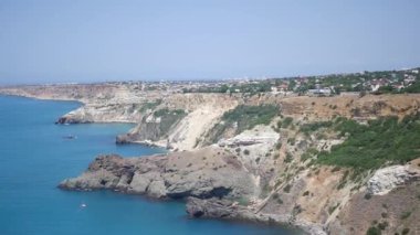 Kayalar ve denizin güzel sahne. HD, 1920 x 1080. ağır çekim.