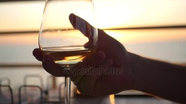 Bir cam lens etkisi ile gün batımında lezzetli beyaz şarap. HD, 1920 x 1080. ağır çekim