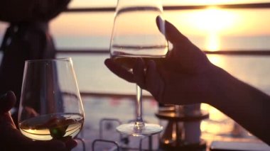 Gün batımında beyaz şarap tungur gözlüklü. HD, 1920 x 1080. ağır çekim