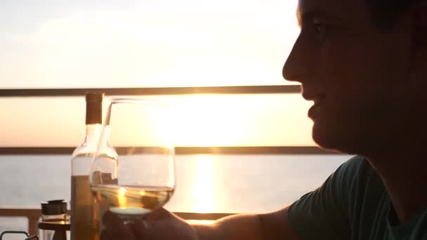 Gespräch bei Sonnenuntergang bei einem Glas Wein. hd, 1920x1080. Zeitlupe — Stockvideo