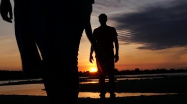 Romantik Tarih bir adam ve bir kız gün batımı ile Nehri üzerinde. HD, 1920 x 1080. ağır çekim.