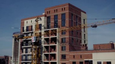 İnşaat Vinci bitmiş evin, zaman tur yanında sökmeye. 4k, 3840 x 2160. HD