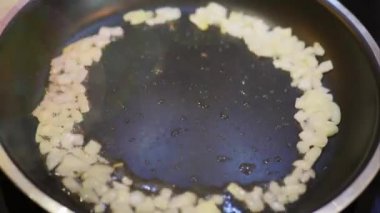 Yumurta ve peynir sebzelerle yapılmış bir tavada hazırlanan lezzetli doyurucu kahvaltı. zaman sukut. 4k, 3840 x 2160. HD