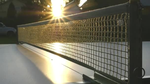 Jugar al tenis de mesa al aire libre, en los rayos de la puesta del sol, primer plano, cámara lenta, 1920x1080, gran pito — Vídeo de stock