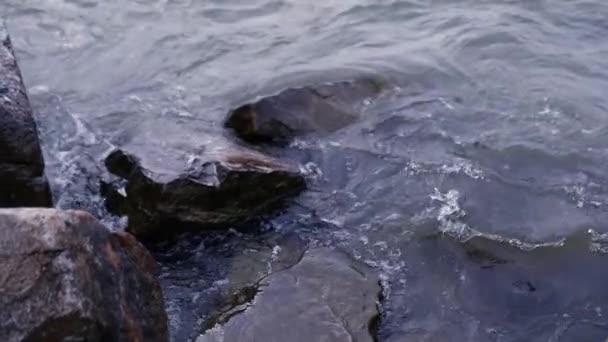 Salpicaduras de olas rompen alrededor de piedras grandes y se convierten en espuma. HD, 1920x1080, cámara lenta . — Vídeos de Stock