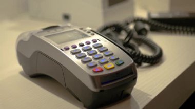 Tıkırtı üstünde klavye terminal yakasında, mağazada alışveriş yapmak. 3840 x 2160, 4k