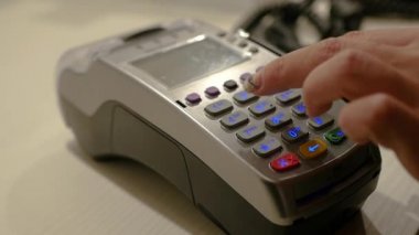 Bir kız kasiyer bir banka terminal içinde belgili tanımlık stok bir satış yapmak için kullanır, bir kart aygıtı aracılığıyla yürütmektedir. HD, 1920 x 1080, ağır çekim.
