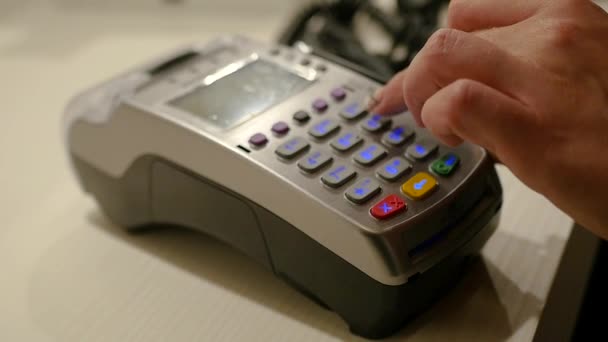 Gasta dinero electrónico a través de la tarjeta y la terminal bancaria de la tienda. HD, 1920x1080, cámara lenta . — Vídeo de stock