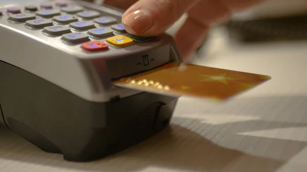 Deposundaki kart ve banka terminalinden elektronik para harcama. Hd