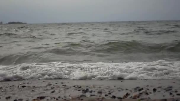 Les vagues roulent sur une plage de sable avec de petites pierres. 4k, 3840x2160. HD — Video