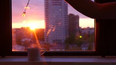 Pencere Buhar ile güzel bir akşam sunset ve kaba kahve penceresindeki jaluzileri kapat. HD, 1920 x 1080. ağır çekim.