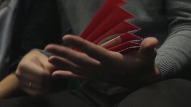 Elini, avuç içinde bir kağıt fan fan gürlemesi yakın çekim. HD, 1920 x 1080. ağır çekim.