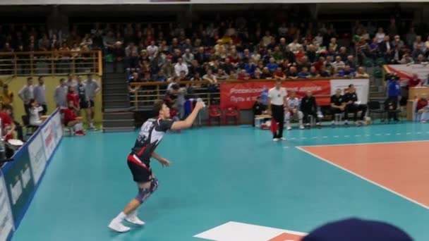 10.14.2017 Novosibirsk, pertandingan tim Volleyball. Pemain memberi bola. HD, 1920x1080. gerak lambat . — Stok Video