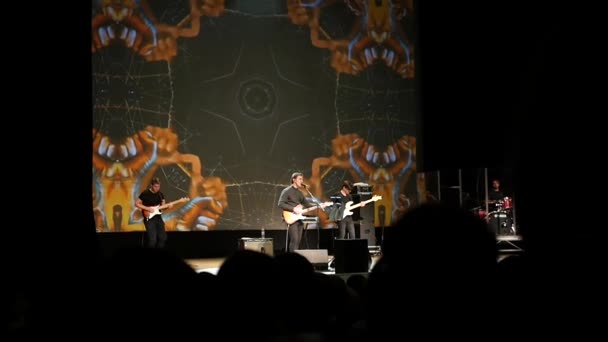 10.08.2017 Novosibirsk, Instituto de Pesquisa da Academia Russa de Ciências, concerto da banda Nautilus Pompilius. Uma banda com guitarras baixo e um solista no palco e tocar . — Vídeo de Stock