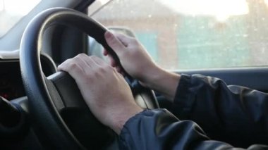 Günbatımı ağaçlar arasında gelen güzel aydınlatma ile direksiyon yakın çekim tutun. Slowmotion, Hd, 1920 x 1080