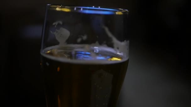 A full glass of beer with glare and blur and foam. slowmotion, HD, 1920x1080 — Stock Video