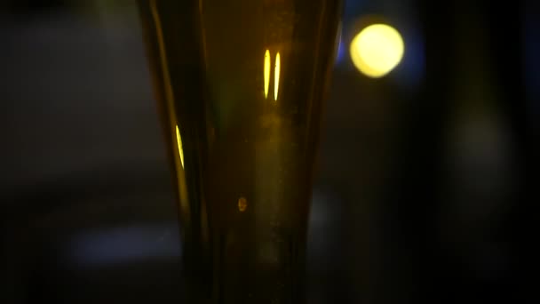 Стакан пенного пива в баре, затуманенный холодом. slowmotion, HD, 1920x1080 — стоковое видео
