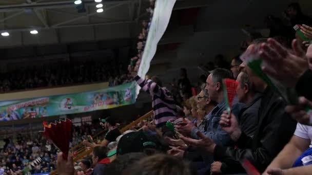 10.14.2017 Novosibirsk, volleyboll lag match Fans ropar glatt, gjorde bollen, i arenan under matchen. — Stockvideo