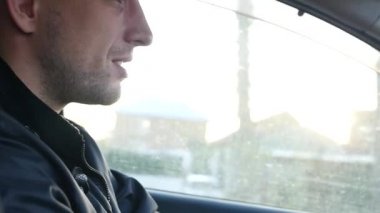 Parıldayan güneşin parlak ışınları batımında araba sürücüleri yolculukta. Slowmotion, Hd, 1920 x 1080