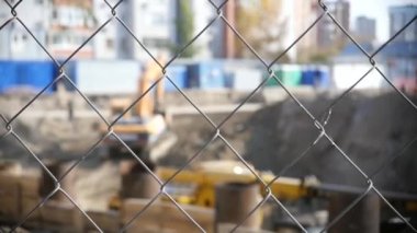 İnşaat kılavuzunda odak inşaat arka planda arka plan bulanık. HD, 1920 x 1080. ağır çekim.