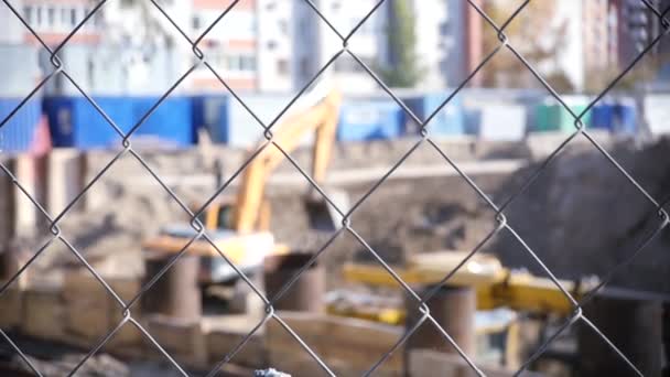 Pozzo di costruzione con un secchio dietro la recinzione, sfondo sfocato. HD, 1920x1080. rallentatore . — Video Stock