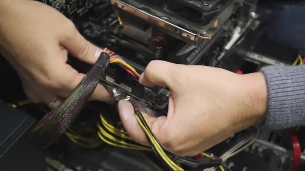 El hombre recoge la unidad del sistema y muchos cables. HD, 1920x1080. cámara lenta . — Vídeo de stock