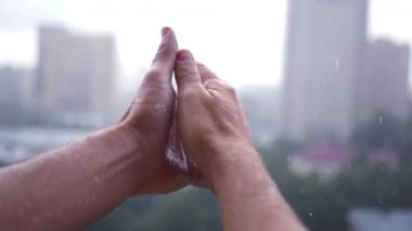 Şehrin yağan yağmur altında ellerini yıka. Slowmotion, 1920 x 1080, Hd