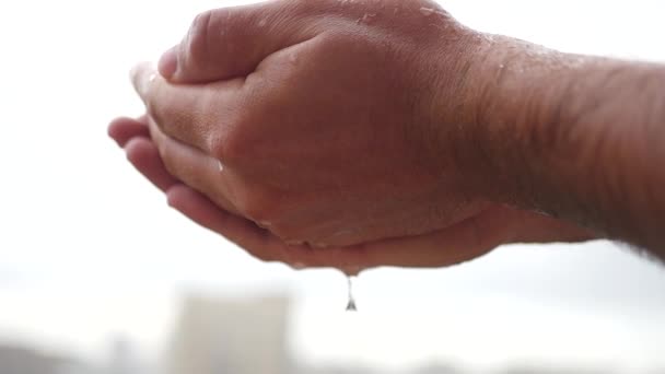 L'uomo ha il palmo pieno di acqua piovana, che gocciola giù. rallentamento, 1920x1080, HD — Video Stock