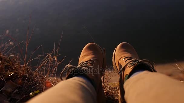 Disfrute del resplandor en el agua en zapatos rojos. cámara lenta, 1920x1080, full hd — Vídeos de Stock