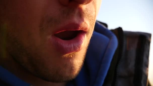 Um homem está comendo saborosas batatas fritas com molho, close-up. 1920x1080, hd completo — Vídeo de Stock