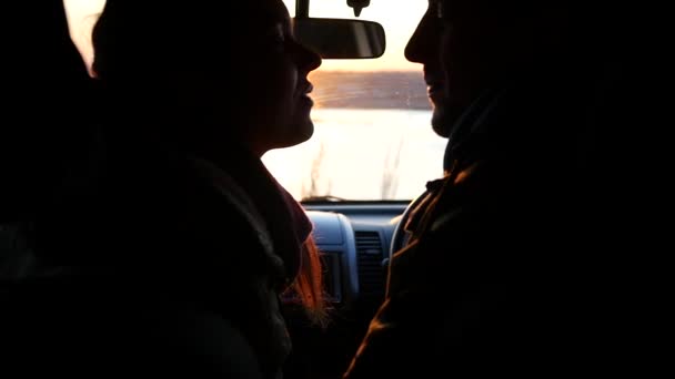 若い男と女が日没時車の中で座っている, キスと笑顔と。スローモーション、1920 x 1080 フル hd — ストック動画