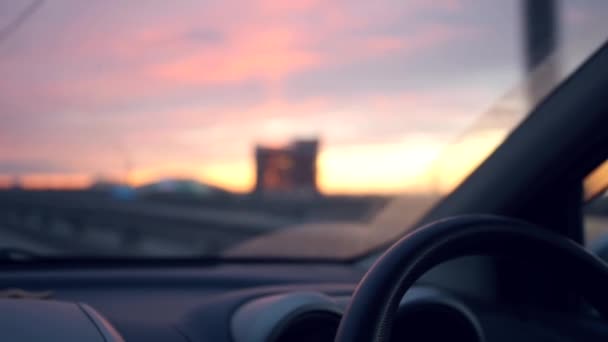 Hermosa puesta de sol por la noche en la carretera desde la ventana del coche. HD, 1920x1080, cámara lenta — Vídeos de Stock