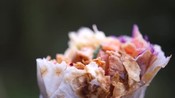 Sabroso shawarma jugoso en primer plano lavash. HD, 1920x1080, cámara lenta — Vídeo de stock