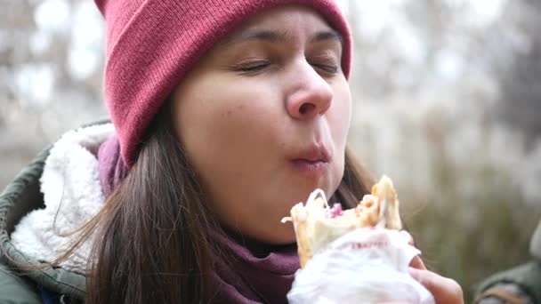 Dívka je jíst chutné šťavnaté Döner, Bavíte se, získání nadváhy. 1920 × 1080. full hd. Zpomalený pohyb. — Stock video