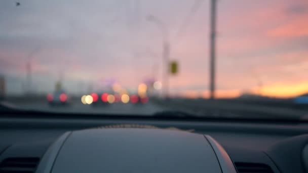 Θολή αυτοκίνητο φώτα στο παράθυρο στο ηλιοβασίλεμα. 1920 x 1080. full hd. αργή κίνηση. — Αρχείο Βίντεο