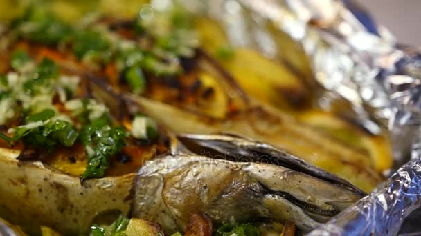 Lahodné pečené ryby s bramborem v alobalu. HD, 1920 × 1080, pomalý pohyb — Stock video