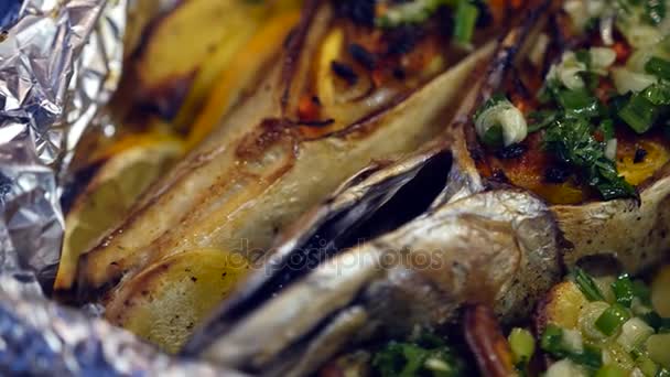 Lahodné horké pečené makrely s greeny a brambory v alobalu. HD, 1920 × 1080, pomalý pohyb — Stock video