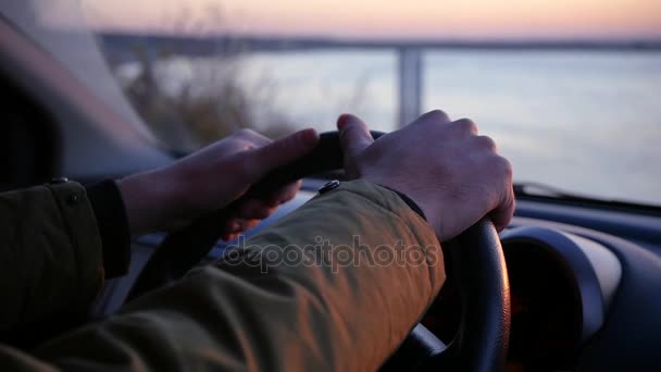 Męskie ręce kurtkę na kole kierownicy samochodu. slowmotion, Hd, 1920 x 1080 — Wideo stockowe