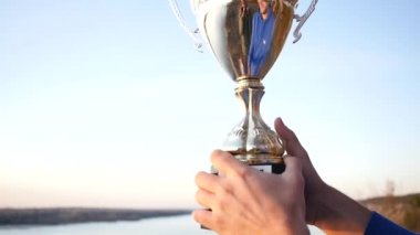 Şampiyon bir parlak Galipleri Kupası tutar. ağır çekim, 1920 x 1080, tam hd