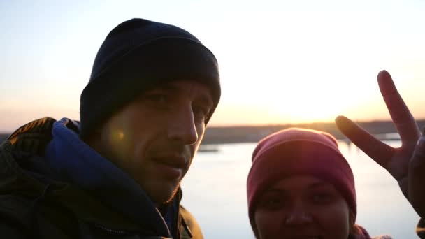 Jovem Casal Homem e Mulher Fotografados junto ao Rio no Fundo do Pôr do Sol no Outono, Show na Câmara da Sagrada Vitória. baixo movimento, 1920x1080, hd completo — Vídeo de Stock