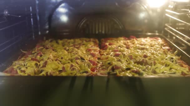 Deliciosa, pizza saudável é cozido no forno, voltas no tempo. 3840x2160, 4K — Vídeo de Stock