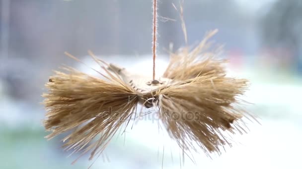 Decorative wooden bird with wings of straw., Hanging by the window with a blurred background. slow motion, 1920x1080, full hd — Stock Video