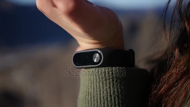 La fille s'habille et attache les heures à portée de main, se prépare pour le sport. ralenti, 1920x1080, full hd 