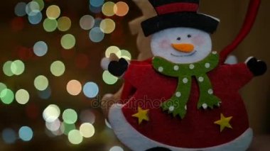 Çok renkli megacies bir arka plan üzerinde bir neşeli kardan adam dans ediyor. ağır çekim, 1920 x 1080, tam hd