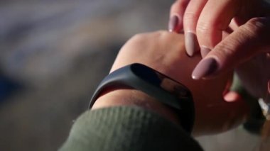 Elektronik gadget, saat pedometre bir kızın taraftan. ağır çekim, 1920 x 1080, tam hd